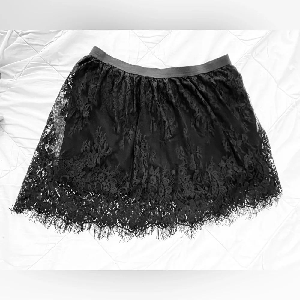 Selena Gomez Black Lace Mini Skirt - Picture 3 of 7